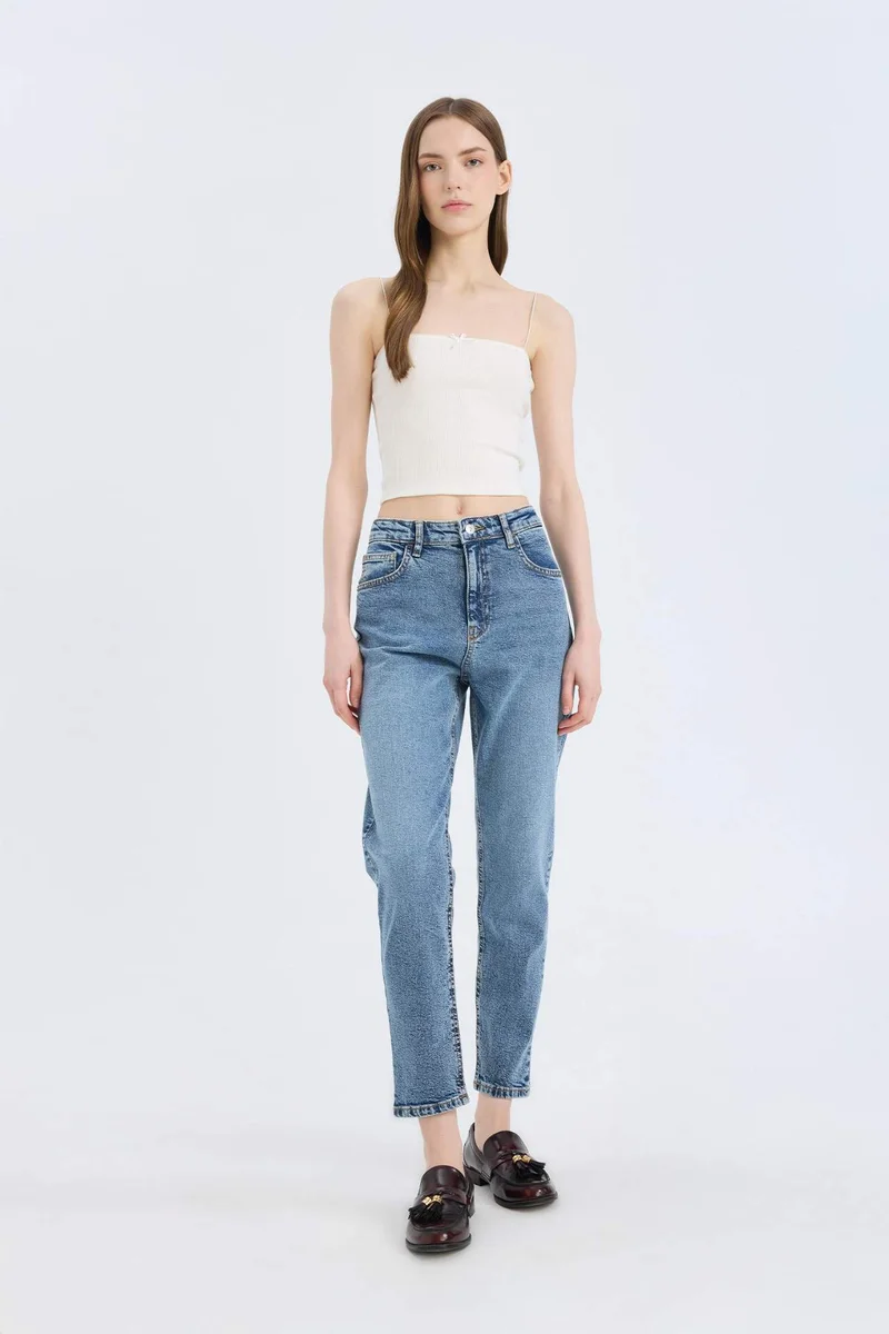 ديفاكتو Lina Comfort Mom Regular Waist Straight Leg Jeans