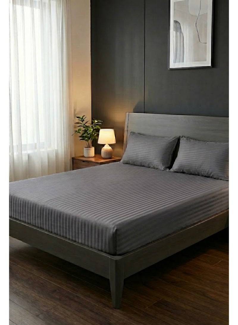 قطني طقم ملاءات ميكروفايبر مزدوجة مكون من 3 قطع – رمادي غامق – مخطط 150 × 200 سم مع مطاط كامل و2 غطاء وسادة - Image 1