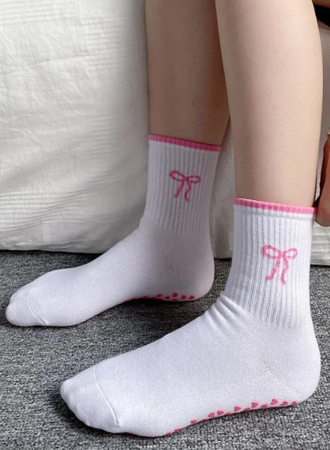 ستايلي اكتيف جوارب بوسادات سيليكون على شكل قلب وحواف متباينة وطبعة فيونكة