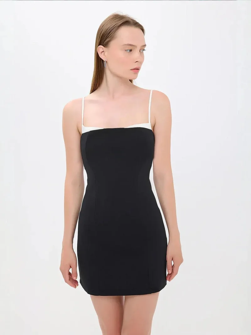 زوبعة فستان قصير بحمالات رفيعة مفصل