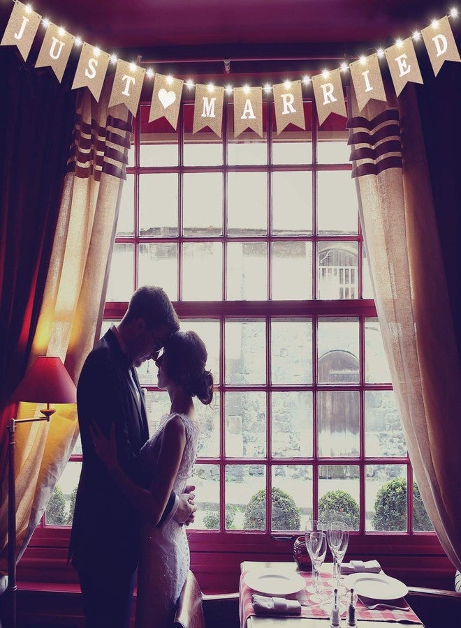 مادر لافتة من الخيش مكتوب عليها "متزوجان حديثًا"، لافتة زفاف مزينة بسلسلة إضاءة LED خيالية بثمانية أوضاع وميض، لافتة معلقة، زينة كشك الصور لحفلات توديع العزوبية، وحفلات الزفاف، والخطوبة، وحفلات السيارات - Image 4