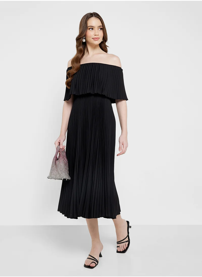 ايلا Off Shoulder Pleated Dress