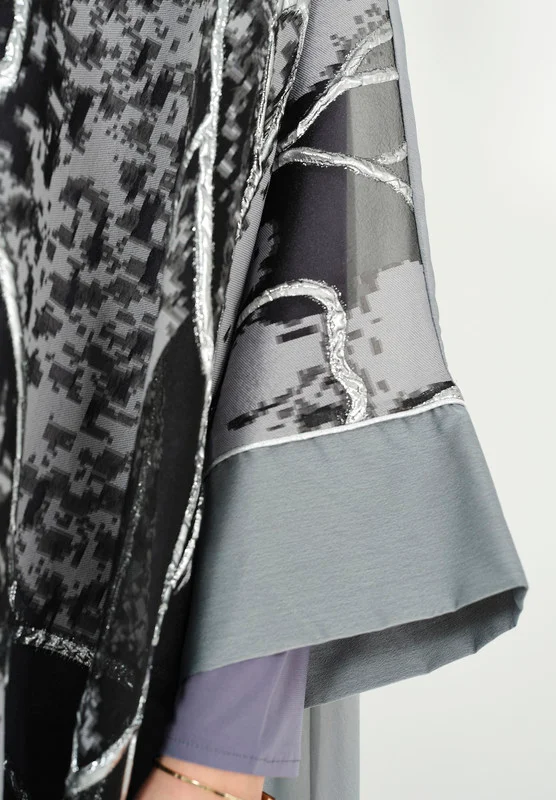 Thouq Stunning A-symmetrical Jalabiya With V-Neckline With Kimono Sleeves
