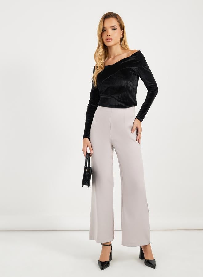 ستايلي بلوزة محبوكة بتفاصيل مخمل وأكتاف مكشوفة - Image 3