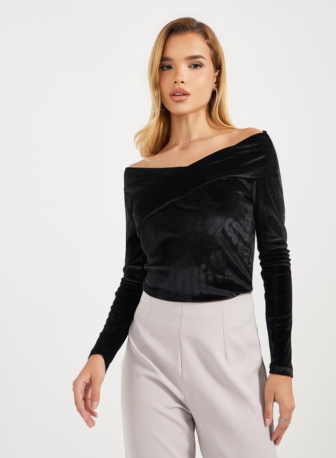 ستايلي بلوزة محبوكة بتفاصيل مخمل وأكتاف مكشوفة - Image 2