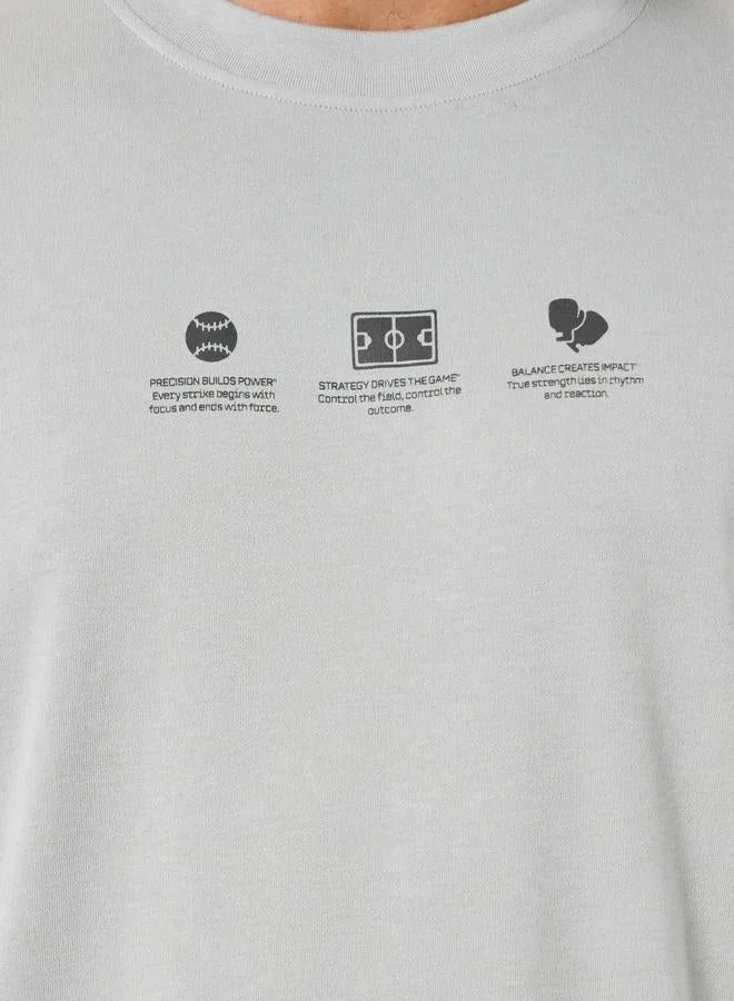 ستايلي اكتيف تيشيرت بقصة واسعة وطبعة صغيرة للرجال