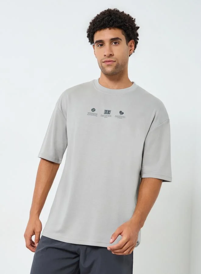 ستايلي اكتيف تيشيرت بقصة واسعة وطبعة صغيرة للرجال