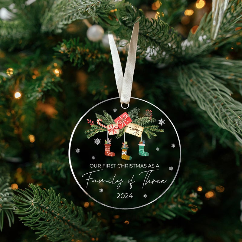 TEEBIM عائلة عيد الميلاد الحلي 2024 - هدايا أمي وأبي جديدة لأول مرة 2024 - أول عيد ميلاد لنا كعائلة من 3 زخرفة - زخرفة عيد الميلاد الأولى - أكريليك الأول من عائلة عيد الميلاد 2024 - Image 4