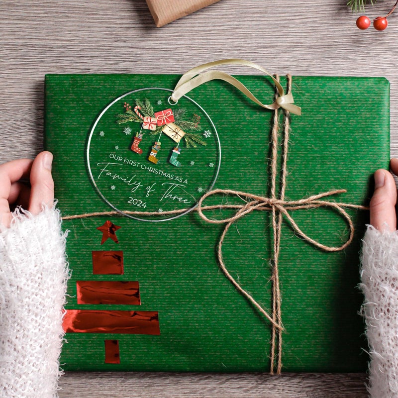 TEEBIM عائلة عيد الميلاد الحلي 2024 - هدايا أمي وأبي جديدة لأول مرة 2024 - أول عيد ميلاد لنا كعائلة من 3 زخرفة - زخرفة عيد الميلاد الأولى - أكريليك الأول من عائلة عيد الميلاد 2024 - Image 5