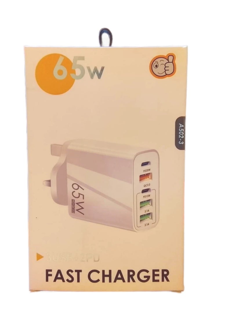 محول شحن سريع بقوة 65 واط يدعم تقنية Power Delivery (Type-C)، مزود بـ 3 منافذ USB ومنفذي PD، وقابس بريطاني ثلاثي الأطراف.
