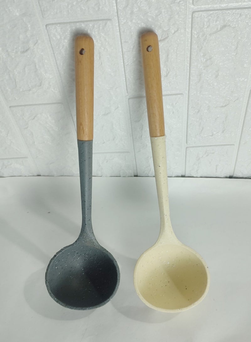 مغرفة حساء سيليكون بيد خشب -كبيرة الحجم - Image 1