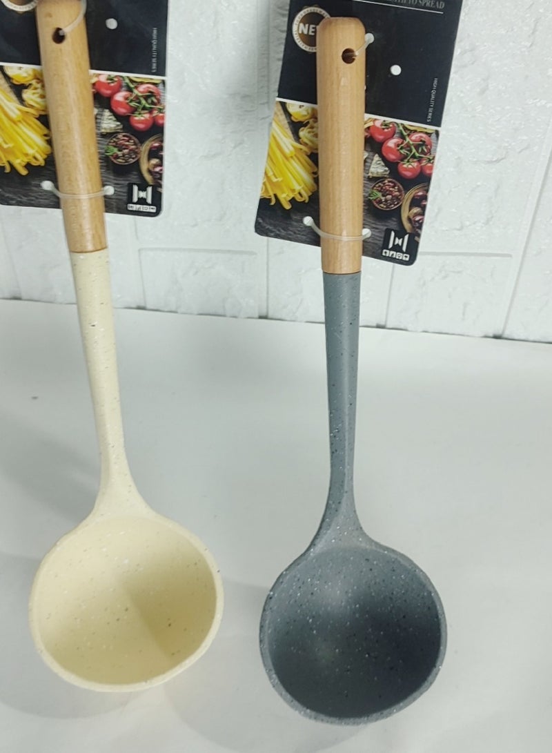 مغرفة حساء سيليكون بيد خشب -كبيرة الحجم - Image 2