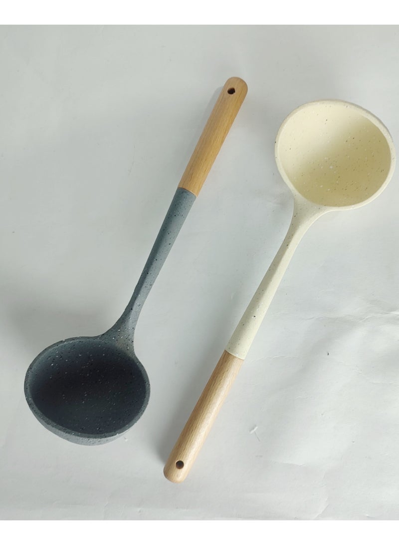 مغرفة حساء سيليكون بيد خشب -كبيرة الحجم - Image 4