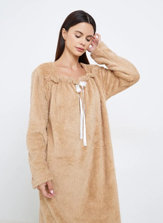 ستايلي قميص نوم فليس بياقة واسعة وأربطة