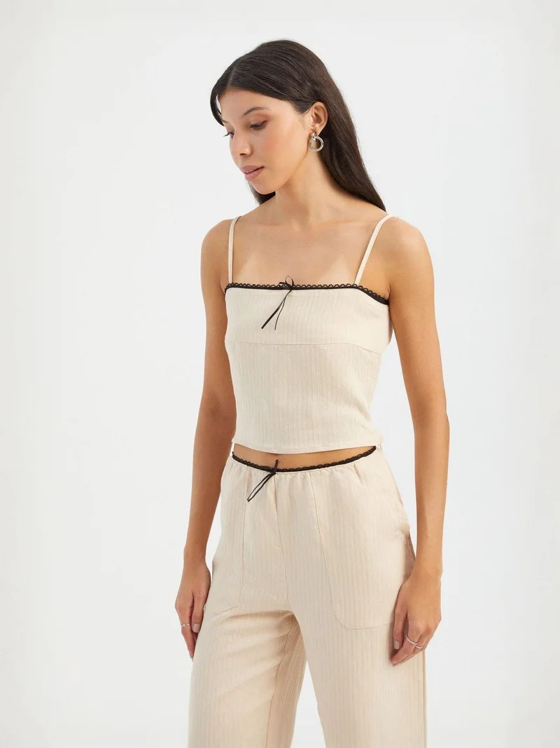 هيكاب بلوزة قصيرة مخططة بياقة مربعة وأشرطة