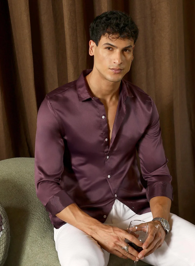 كامبوس سوترا قميص رجالي سادة من الساتان بقصة منتظمة وياقة واسعة وأكمام طويلة بأزرار وحافة منحنية.