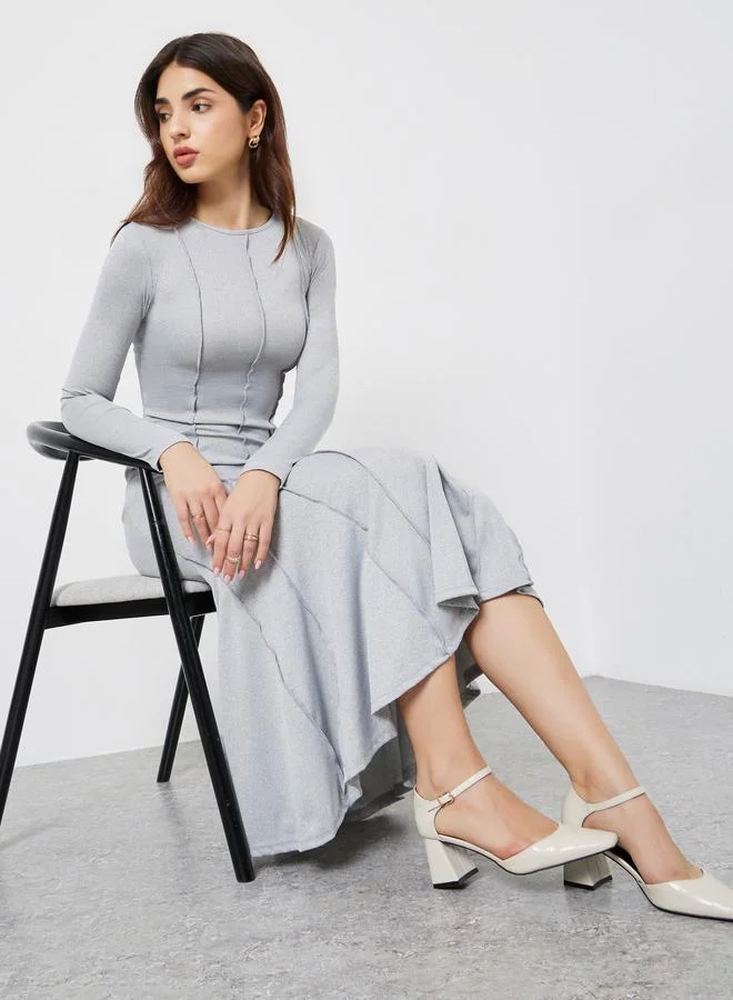 ستايلي فستان ميدي بحافة واسعة وتفاصيل بارزة الملمس