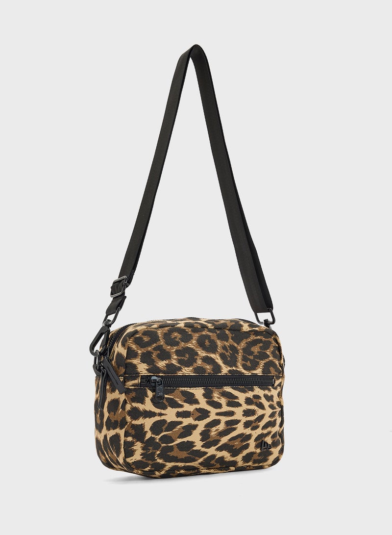 نيو ايرا حقيبة خصر قماش بطبعة جلد الفهد - Image 3