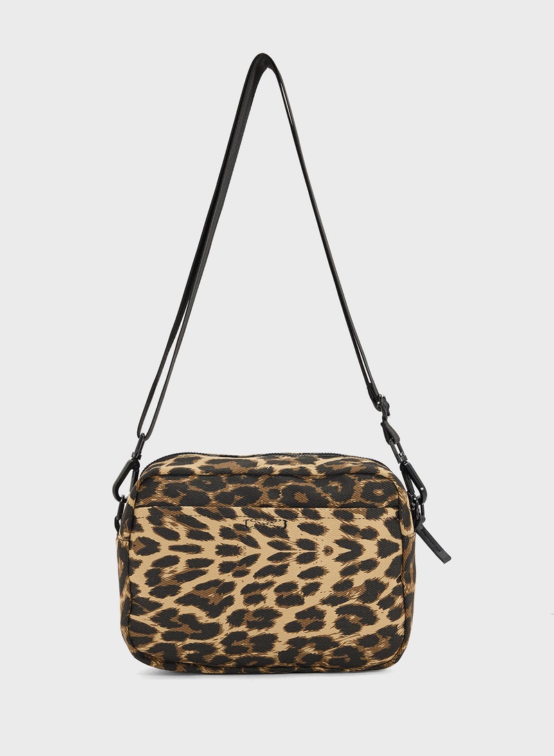 نيو ايرا حقيبة خصر قماش بطبعة جلد الفهد - Image 2