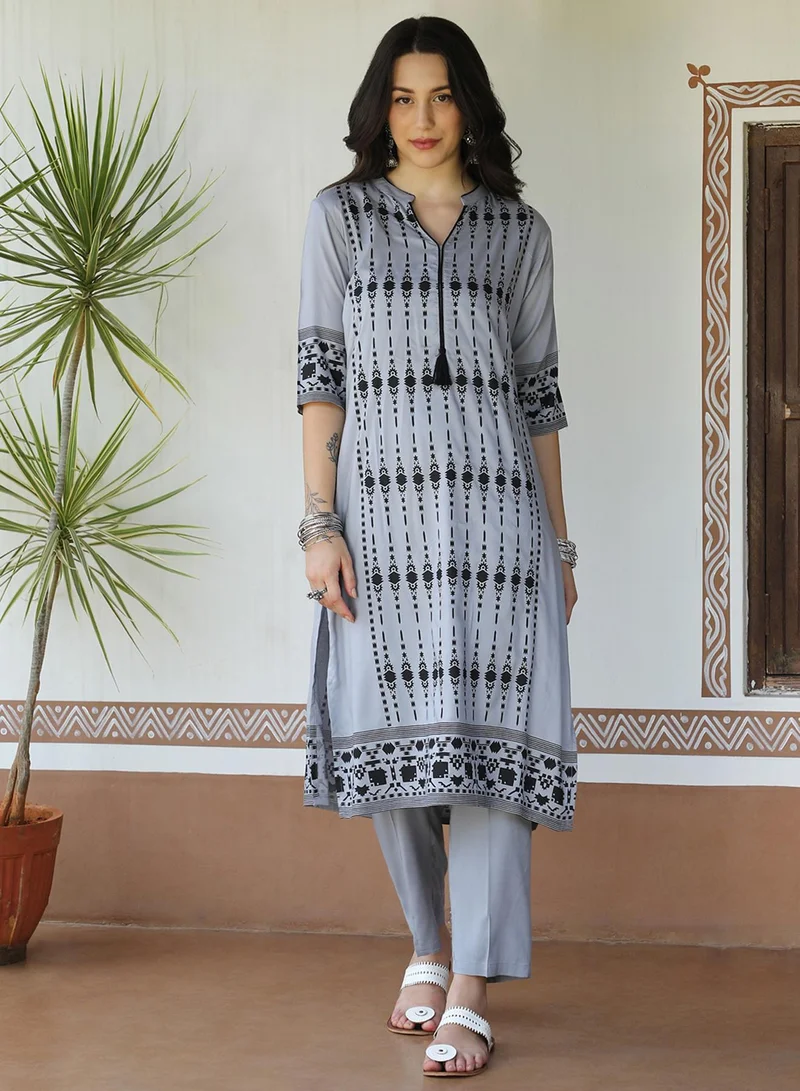  قصة طقم كورتا نسائي بطبعة عرقية هندسية بلون أزرق رمادي مع بنطلون بلون أزرق رمادي