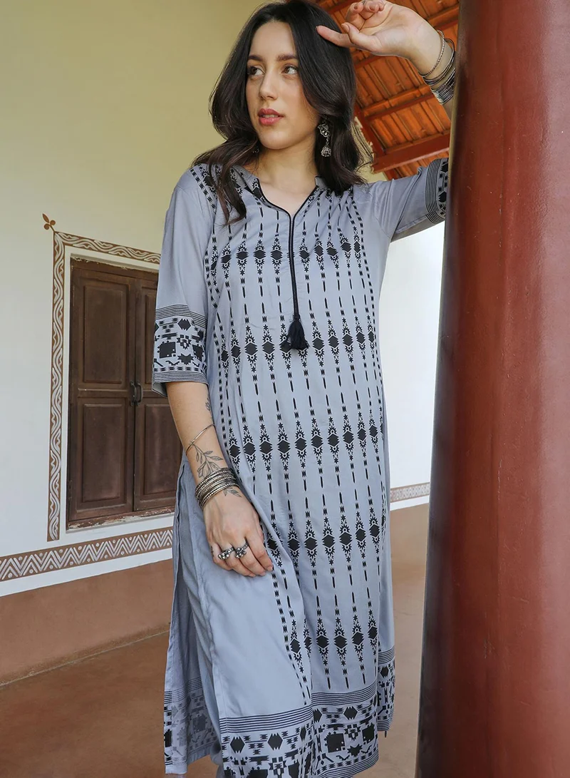  قصة طقم كورتا نسائي بطبعة عرقية هندسية بلون أزرق رمادي مع بنطلون بلون أزرق رمادي