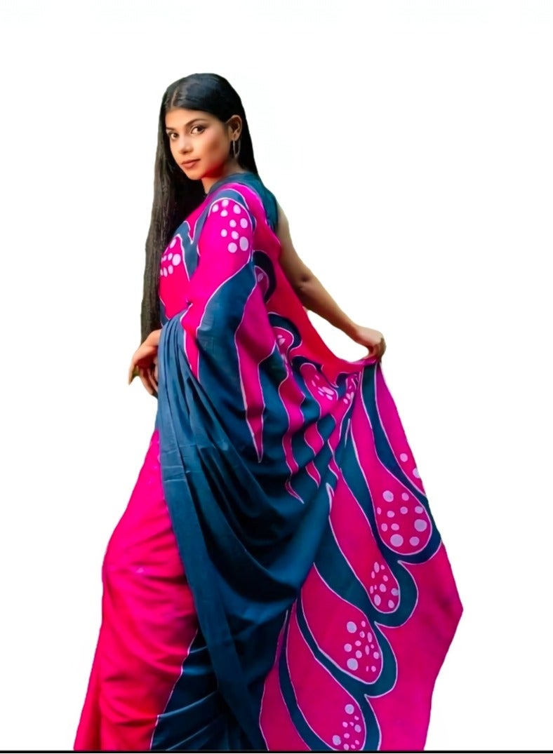 جــرابــمـــا نــتــرا   ساري من الكتان بقاعدة وردية داكنة مع تصميم باللون الأزرق على بالو بالإضافة إلى بلوزة غير مخيطة