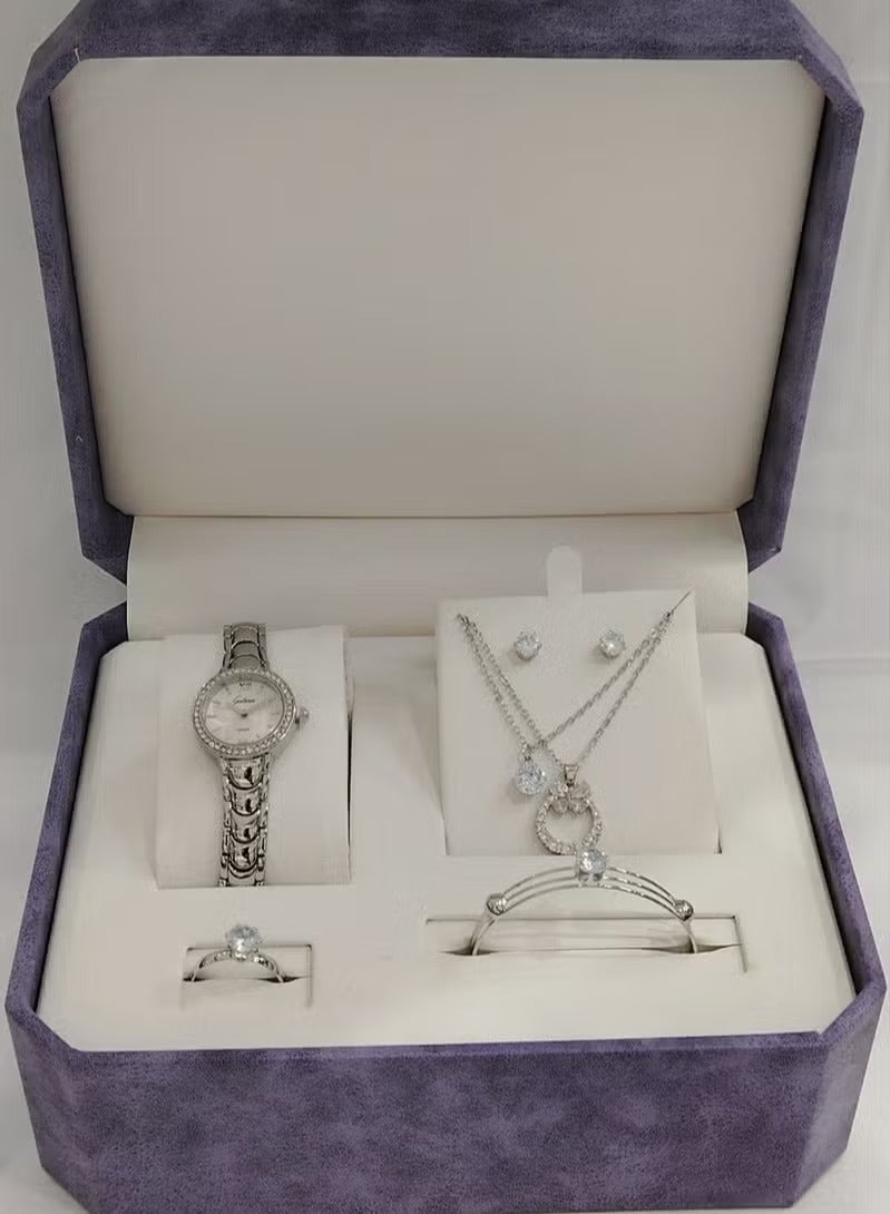Women's watch with a bracelet and a ring made of zircon