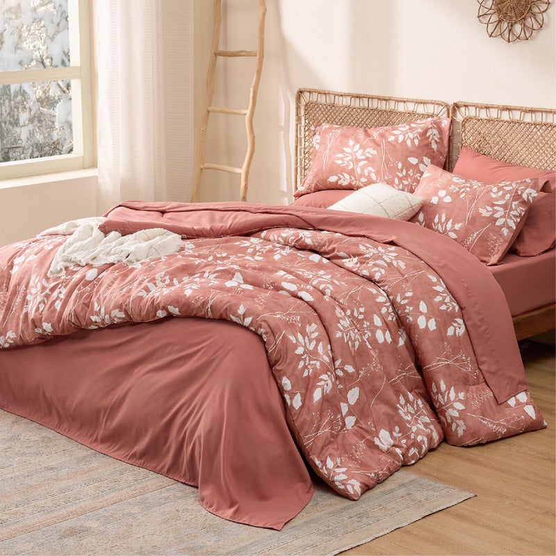 Bedsure 7 قطع طقم لحاف ملكي بحجم كبير بنقشة زهور نباتية، مع 1 لحاف (265 سم × 230 سم)، 1 ملاءة مطابقة (198 سم × 203 سم) بجيب عميق 35 سم، 1 ملاءة مسطحة (275 سم × 260 سم)، 2 وسادات (50 سم × 100 سم) و2 غطاء وسادة (50 سم × 90 سم)، باللون الوردي الباهت - Image 2