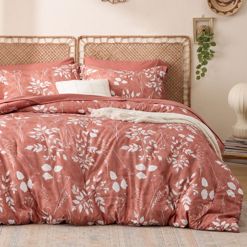 Bedsure 7 قطع طقم لحاف ملكي بحجم كبير بنقشة زهور نباتية، مع 1 لحاف (265 سم × 230 سم)، 1 ملاءة مطابقة (198 سم × 203 سم) بجيب عميق 35 سم، 1 ملاءة مسطحة (275 سم × 260 سم)، 2 وسادات (50 سم × 100 سم) و2 غطاء وسادة (50 سم × 90 سم)، باللون الوردي الباهت - Image 1
