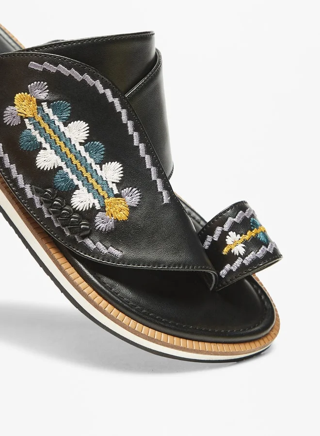 الواحة Boys Embroidered Slip-On Arabic Sandals