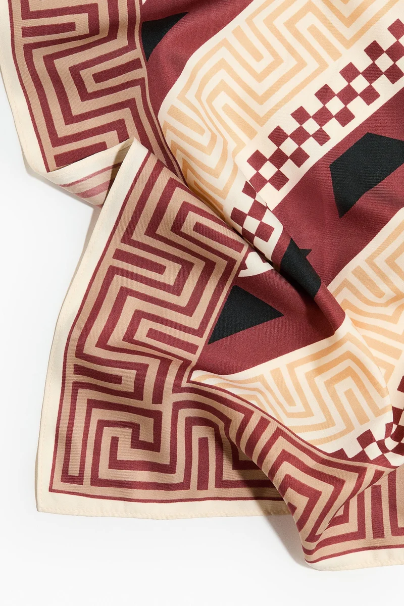 اتش اند ام وشاح مزين بالنقوش