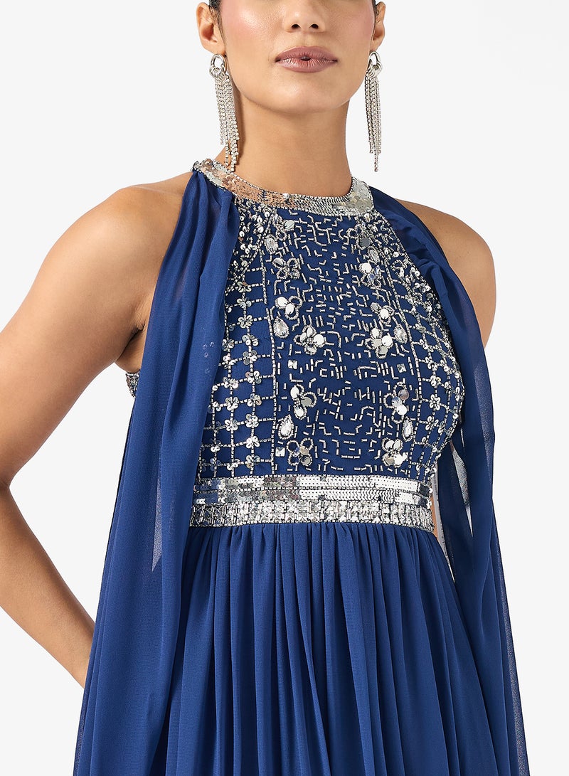 اميليا روز فستان ماكسي بأكمام كاب وطبقات من الترتر - Image 3