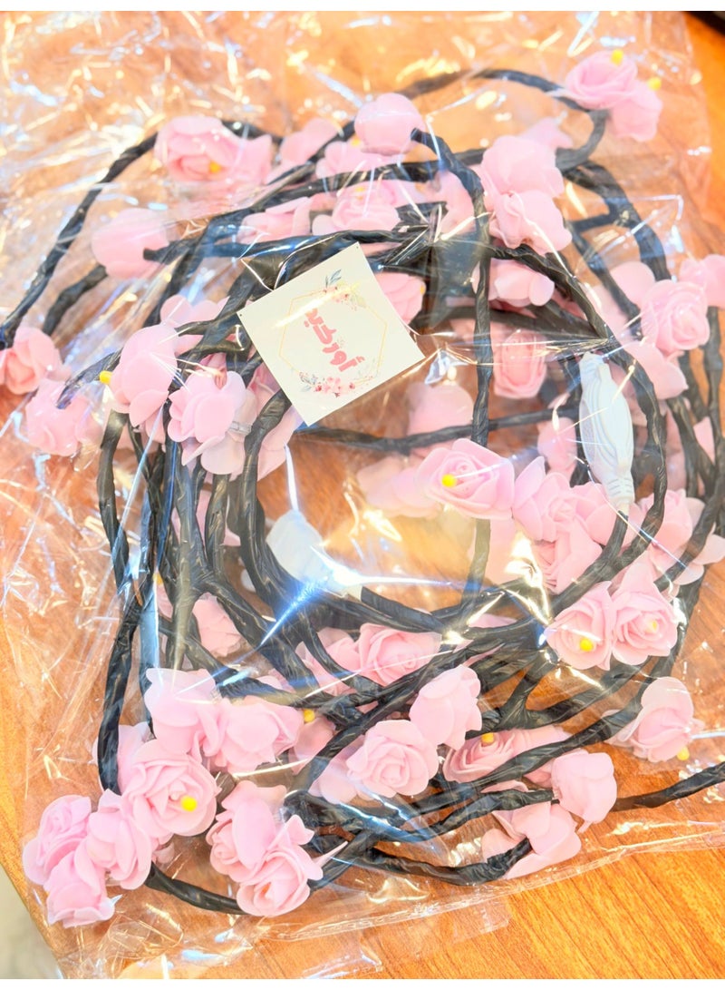 ناما شريط إضاءة ديكوري فيه 100 وردة باضاءه صفراء دافية ثابتة. الطول 3 متر من الغصن للفيشة. فيه 100 لمبة LED. كهرباء. مصنوع من بلاستيك PVC. ممكن تشكيل الغصن زي ما تحب. - Image 5