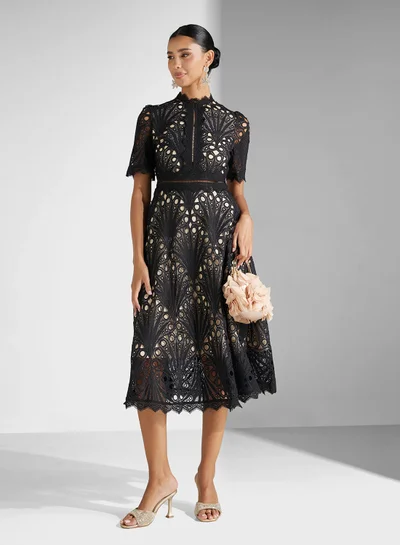 جينجر بوتيك فستان ميدي دانتيل