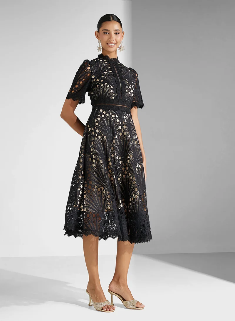 جينجر بوتيك فستان ميدي دانتيل