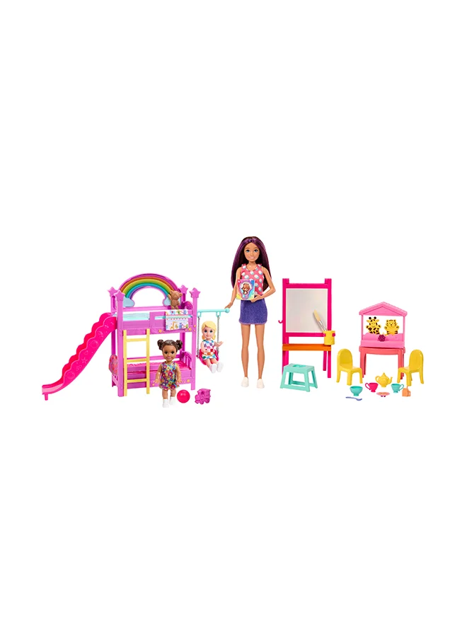 باربي مجموعة لعب الحضانة المتكاملة من Skipper Babysitters Inc. مع 3 دمى وأثاث و15+ إكسسوار، تشمل أسرّة بطابقين وحامل رسم يتغير لونه