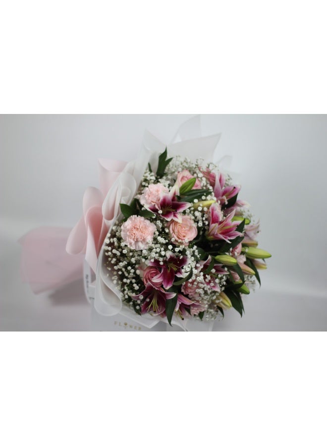 Big Buds Flowers باقة زهور زنبق وقرنفل وردية ممتعة - Image 1