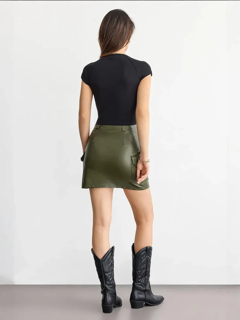 هيكاب تيشيرت بياقة على شكل حرف  وأكمام قصيرة