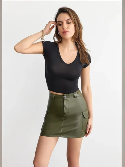 هيكاب تيشيرت بياقة على شكل حرف  وأكمام قصيرة