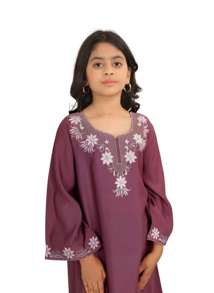 أرتيميا جلابية مطرزة بلمسة ساتان ناعمة ولامعة