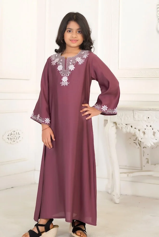 أرتيميا جلابية مطرزة بلمسة ساتان ناعمة ولامعة