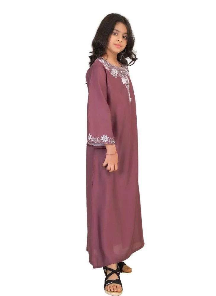 أرتيميا جلابية مطرزة بلمسة ساتان ناعمة ولامعة