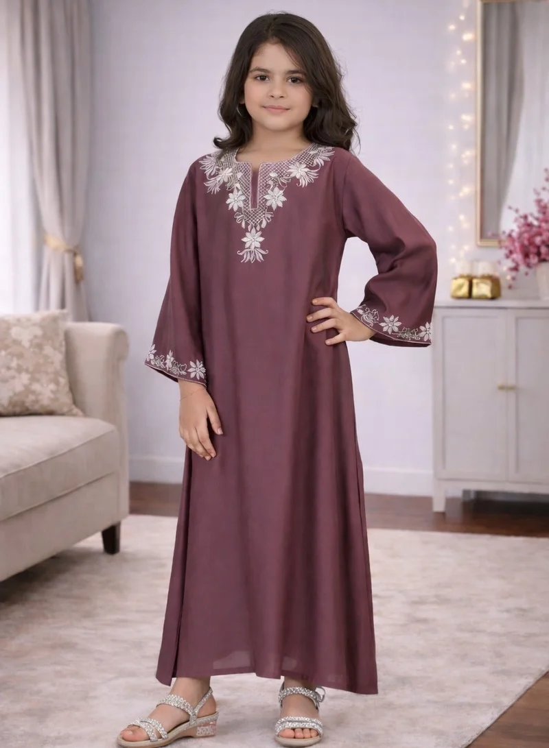 أرتيميا جلابية مطرزة بلمسة ساتان ناعمة ولامعة