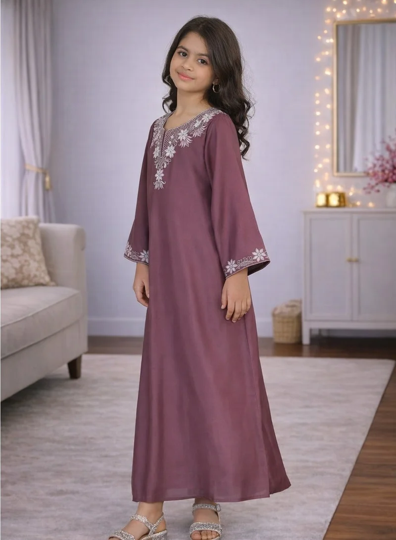 أرتيميا جلابية مطرزة بلمسة ساتان ناعمة ولامعة