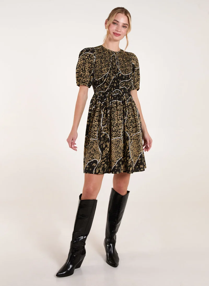 بلو فانيلا فستان قصير بأكمام منفوشة وكسرات أمامية