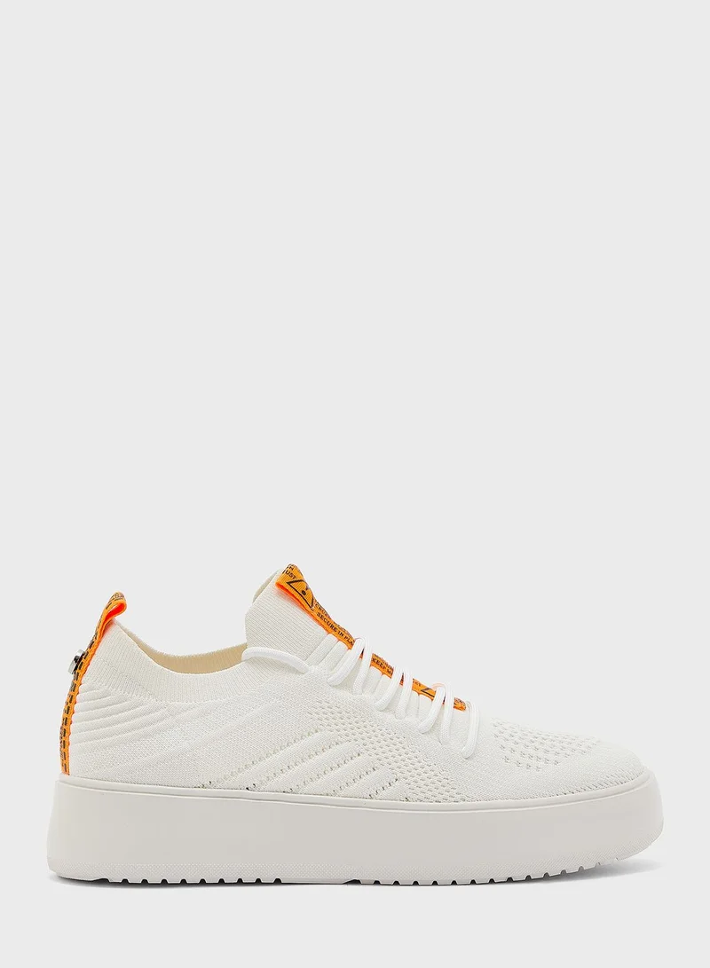 STEVE MADDEN Britta Low Top Sneaker