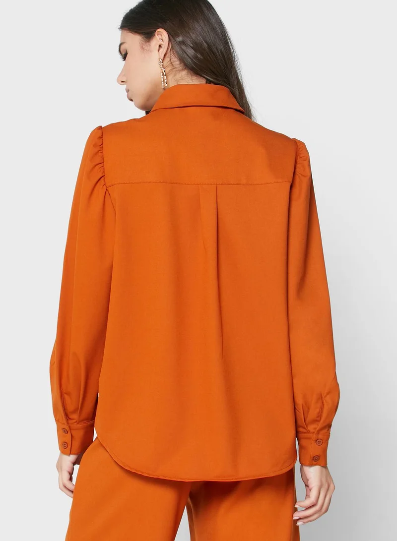 الآين قميص بأزرار