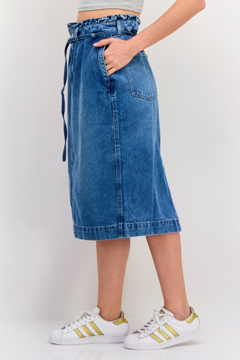 ESPRIT تنورة جينز متوسطة الطول مزودة بحزام للنساء، زرقاء - Image 4