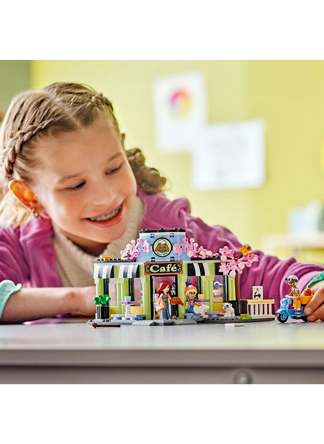 LEGO لعبة مقهي قلب ليك للأصدقاء للأطفال، مجموعة بناء مخبز، فكرة هدية عيد ميلاد للبنات والأولاد الذين تتراوح أعمارهم بين 6 سنوات وما فوق مع 3 دمى صغيرة ورقم كلب (426 قطعة) 42618  - Image 3