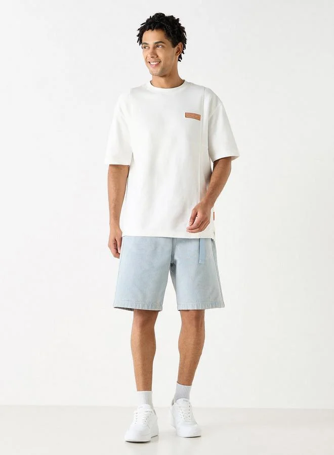 لي كوبر شورت دينم بقصّة عادية وتفاصيل حزام من لي كوبر